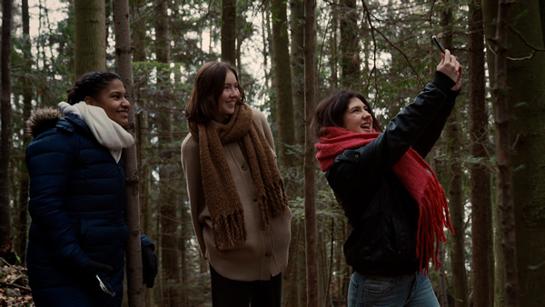 Fünf junge Frauen im Gespräch Fünf junge Frauen im Gespräch