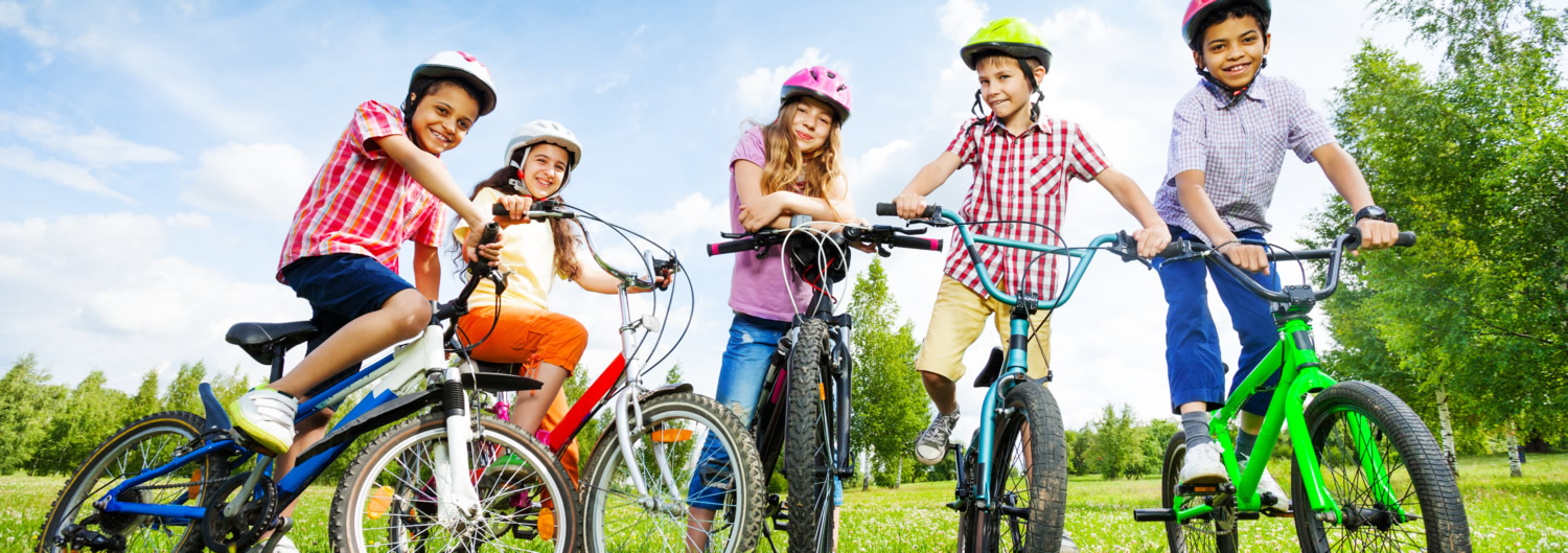 Jugendliche mit ihrem Fahrrad